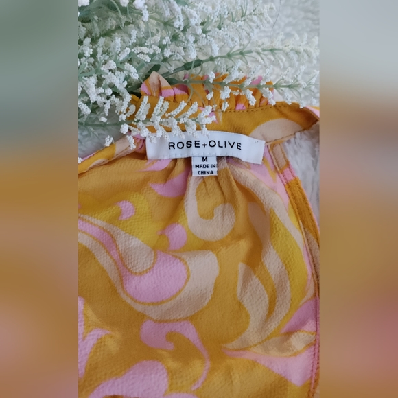 🌸 NWOT - Rose + Olive Top - Size M - Picture 3 of 4